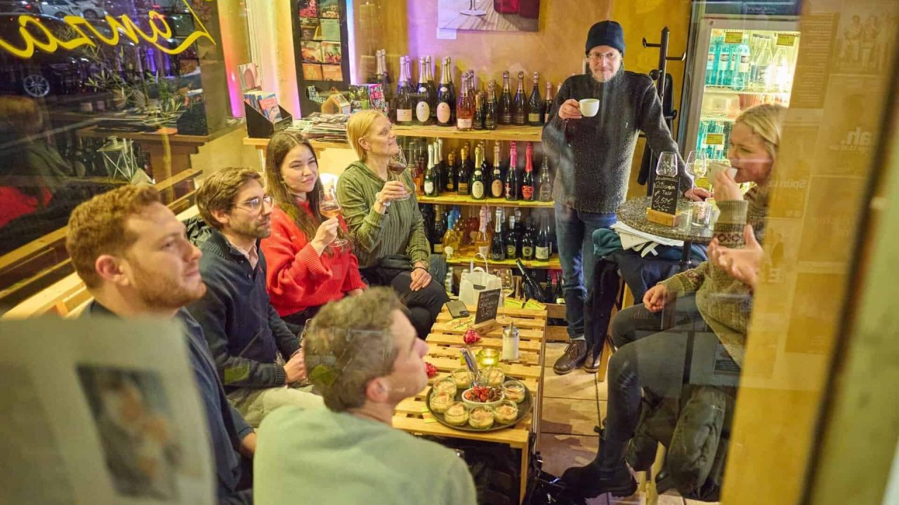 ハノーファーのパブでビールと軽食を楽しむ友人たち。.