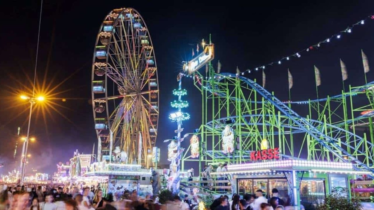 観覧車や夜の乗り物など、ハノーファー・シュッツェンフェストの舞台裏を紹介。.