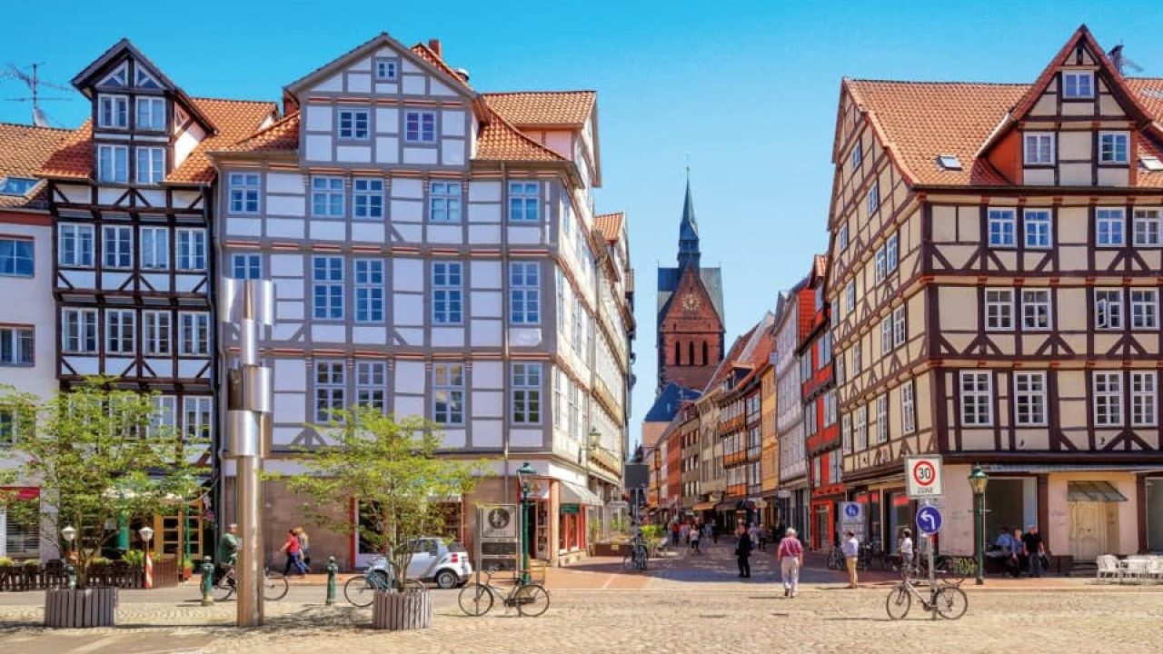 Altstadt Hannover mit Fachwerkhäusern und St. Nikolai Kirche im Hintergrund.