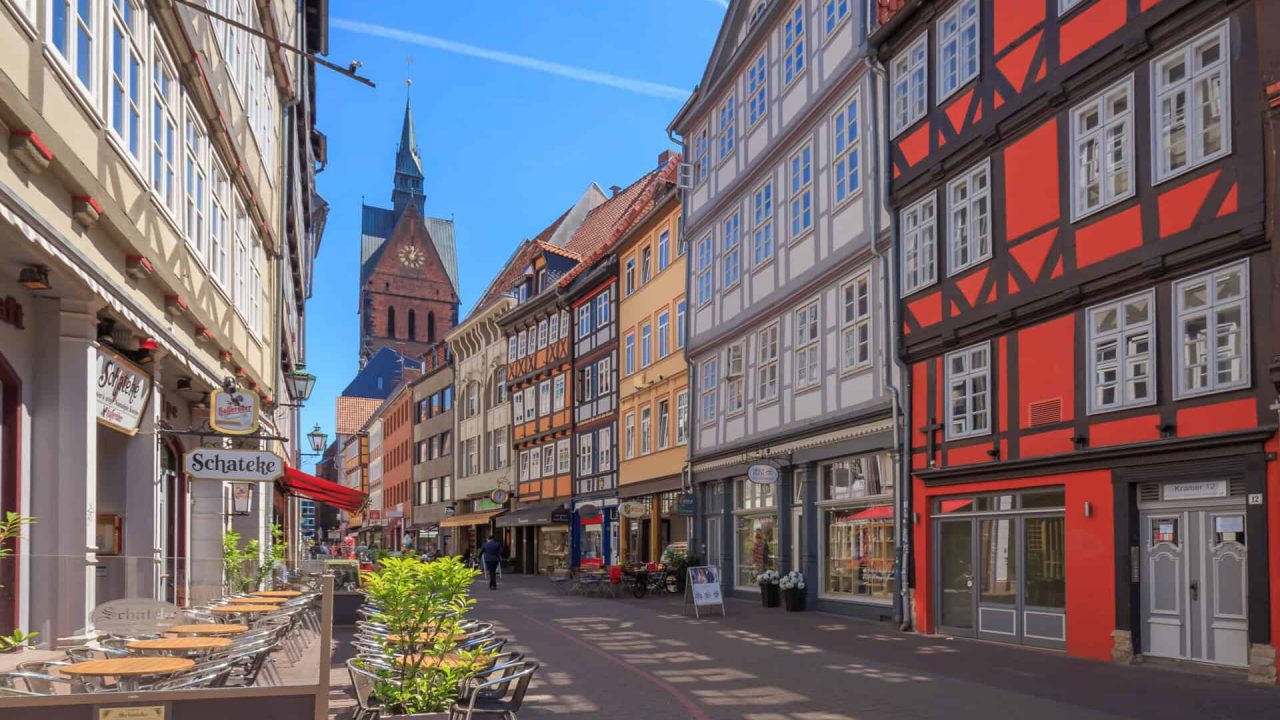 Veduta della Marktkirche di Hannover con le colorate case a graticcio in primo piano.