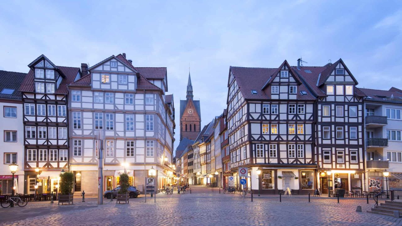 Historische Fachwerkhäuser in der Altstadt von Hannover bei Dämmerung.