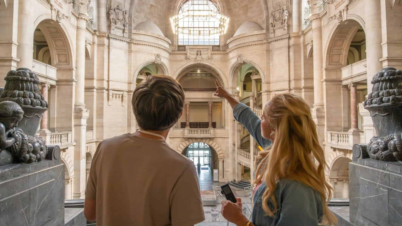 双人游览汉诺威市政厅，令人印象深刻的建筑。.