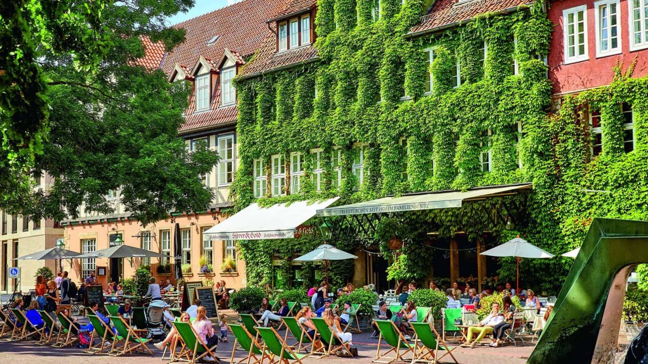 汉诺威咖啡馆位于乡间，带露台，周围绿树成荫，是放松和享受美食的理想场所。.