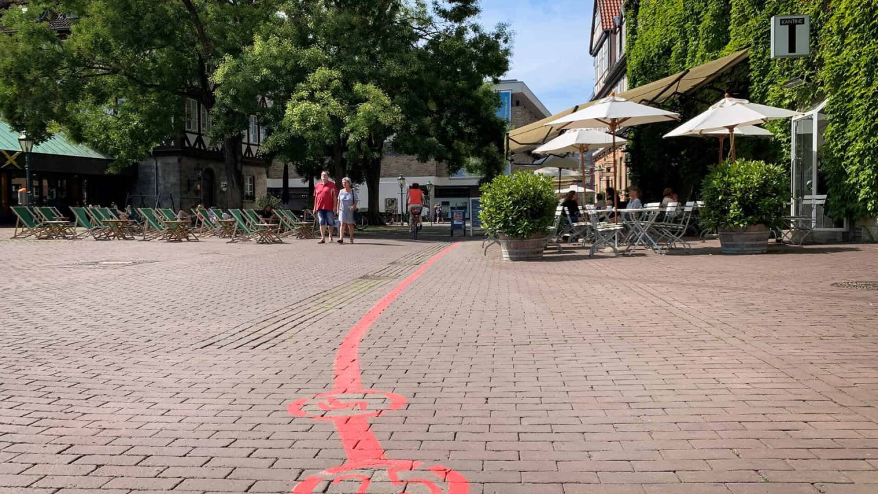 Roter Faden markiert den Weg entlang des Roten Fadens in Hannover.