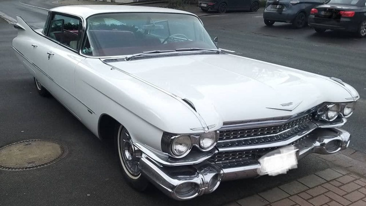 Elegante weiße Cadillac Limousine für Gruppenführungen in Hannover.