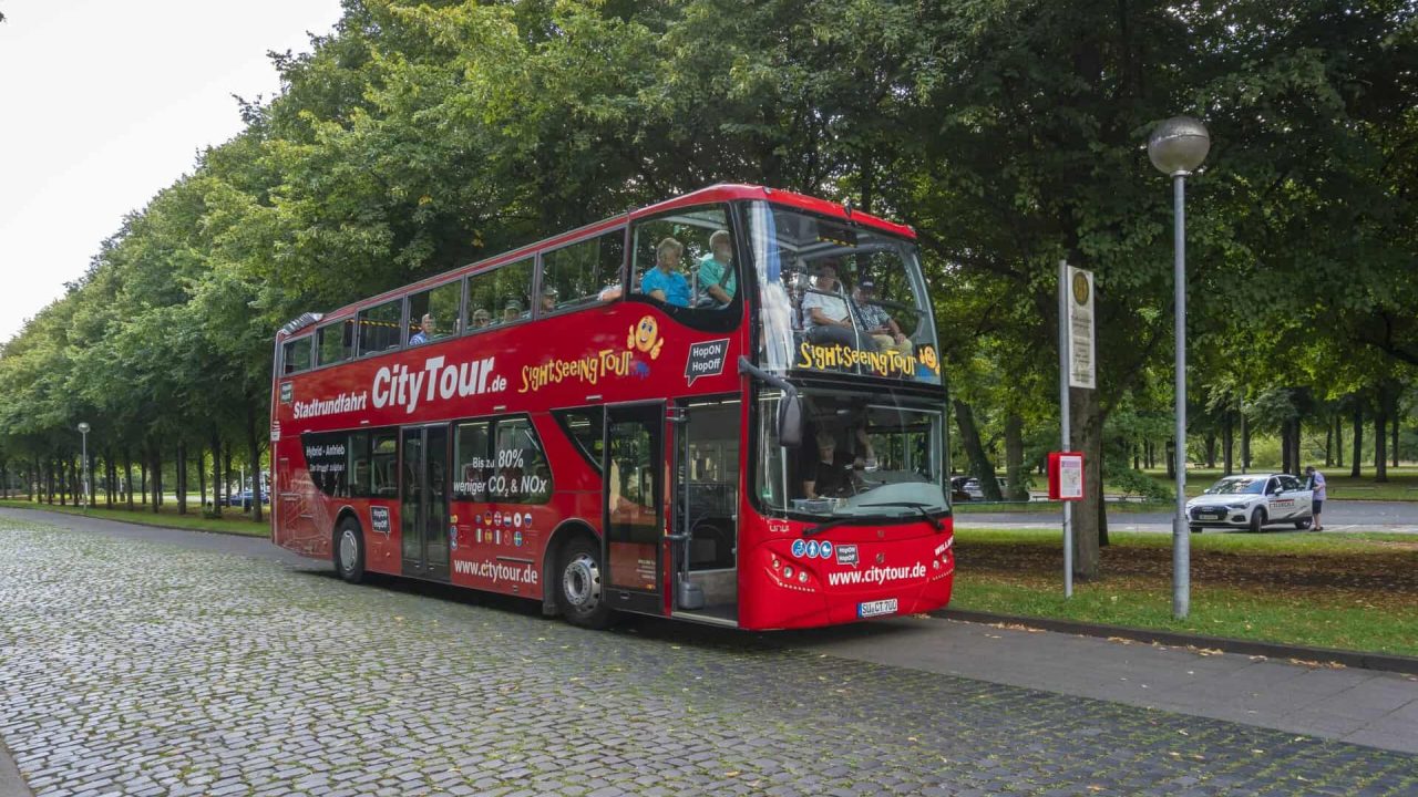 Червен двуетажен автобус за градски обиколки в Хановер.