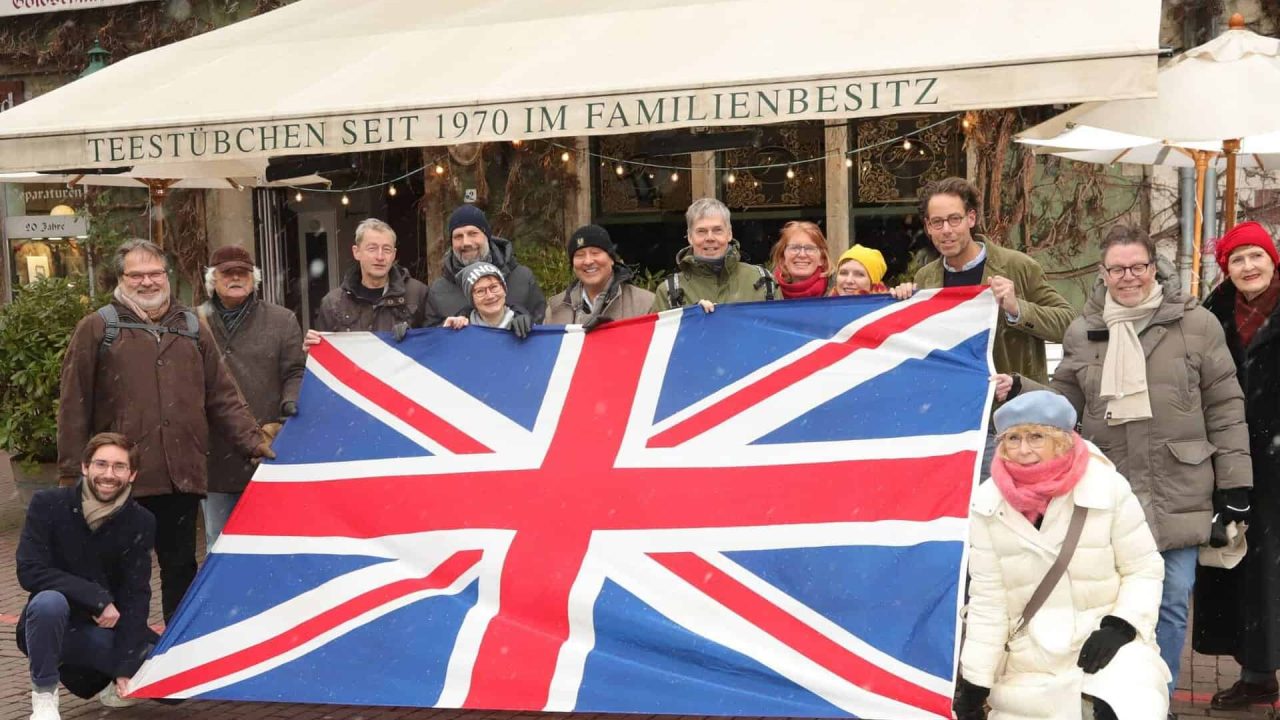 Gruppo britannico con bandiera ad Hannover, turismo, viaggi di gruppo.