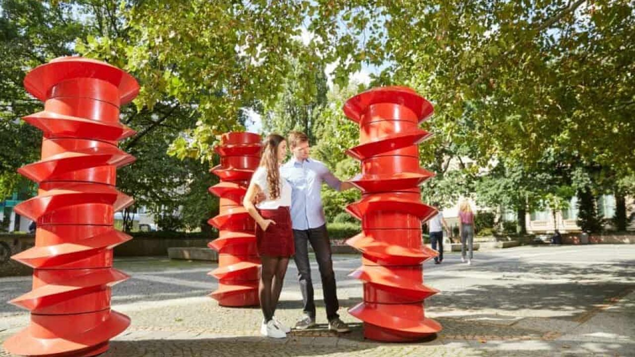 Арт инсталация в Хановер с червени спираловидни скулптури в парка. Идеална за любителите на изкуството.