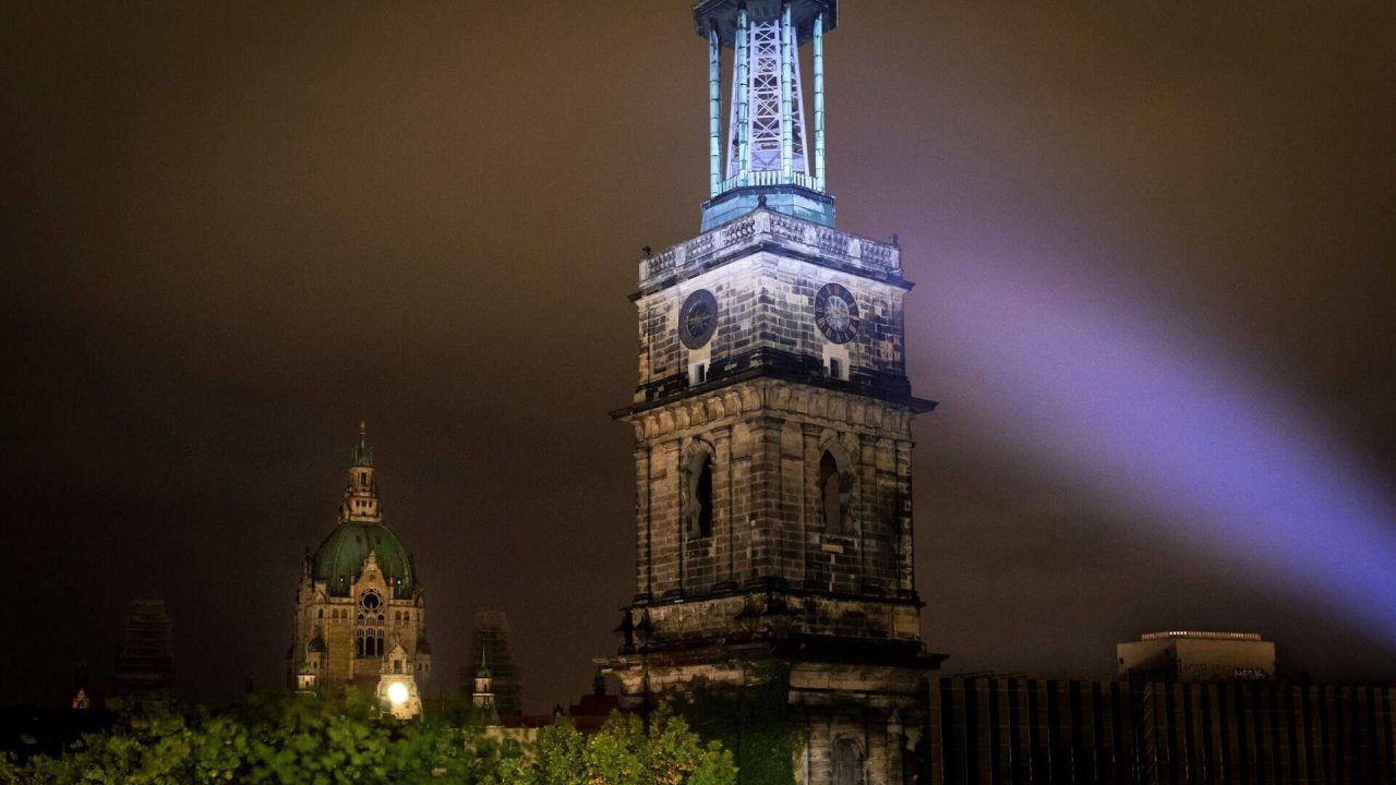 Faro storico di Hannover di notte con illuminazione.