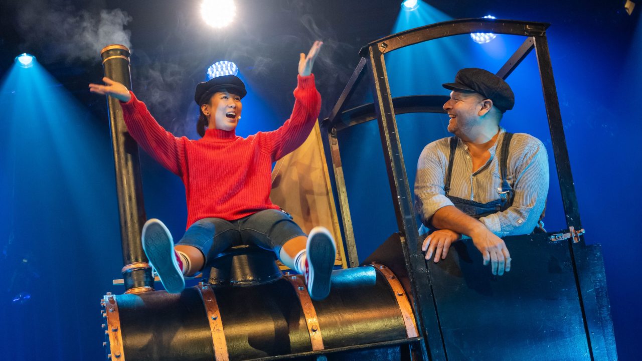 Hannover, OP-Weihnachtsmusical: Jim Knopf wird 65 Jahre alt. Im GOP Hannover zieht er im diesjährigen Weihnachtsmusical aber wieder als Junge mit seiner Emma los, um Prinzessin LiSi zu befreien. 

Als Jim Knopf:Kim Marie Ngoc Bohne 
Als Lukas: Oliver Fleischer

(Foto/Tobias Wölki)