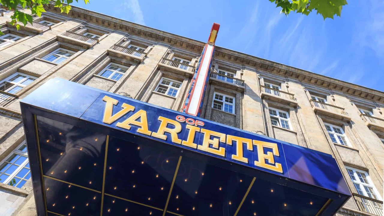 Вариететен театър Хановер с шоу с фойерверки на Вариететен театър среща фойерверки.