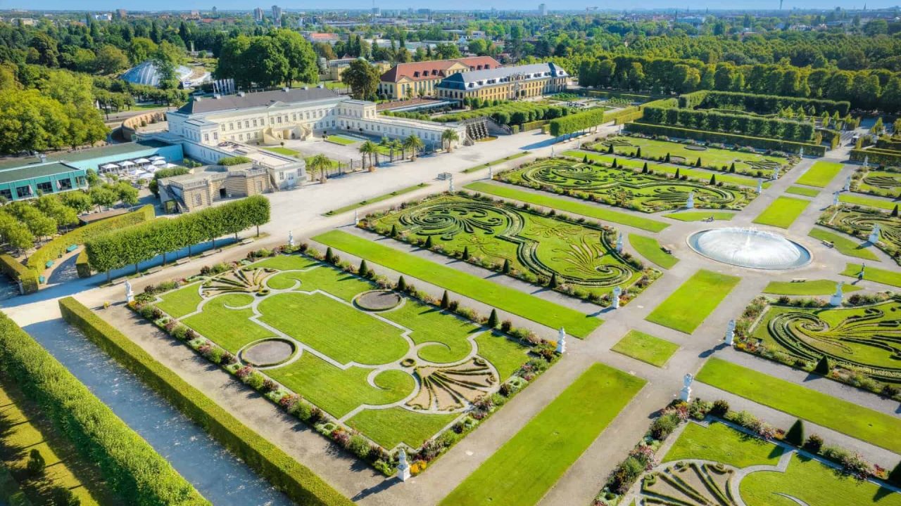 ハノーファーの大庭園にある印象的なバロック庭園には、芸術的にデザインされた花壇がある。.