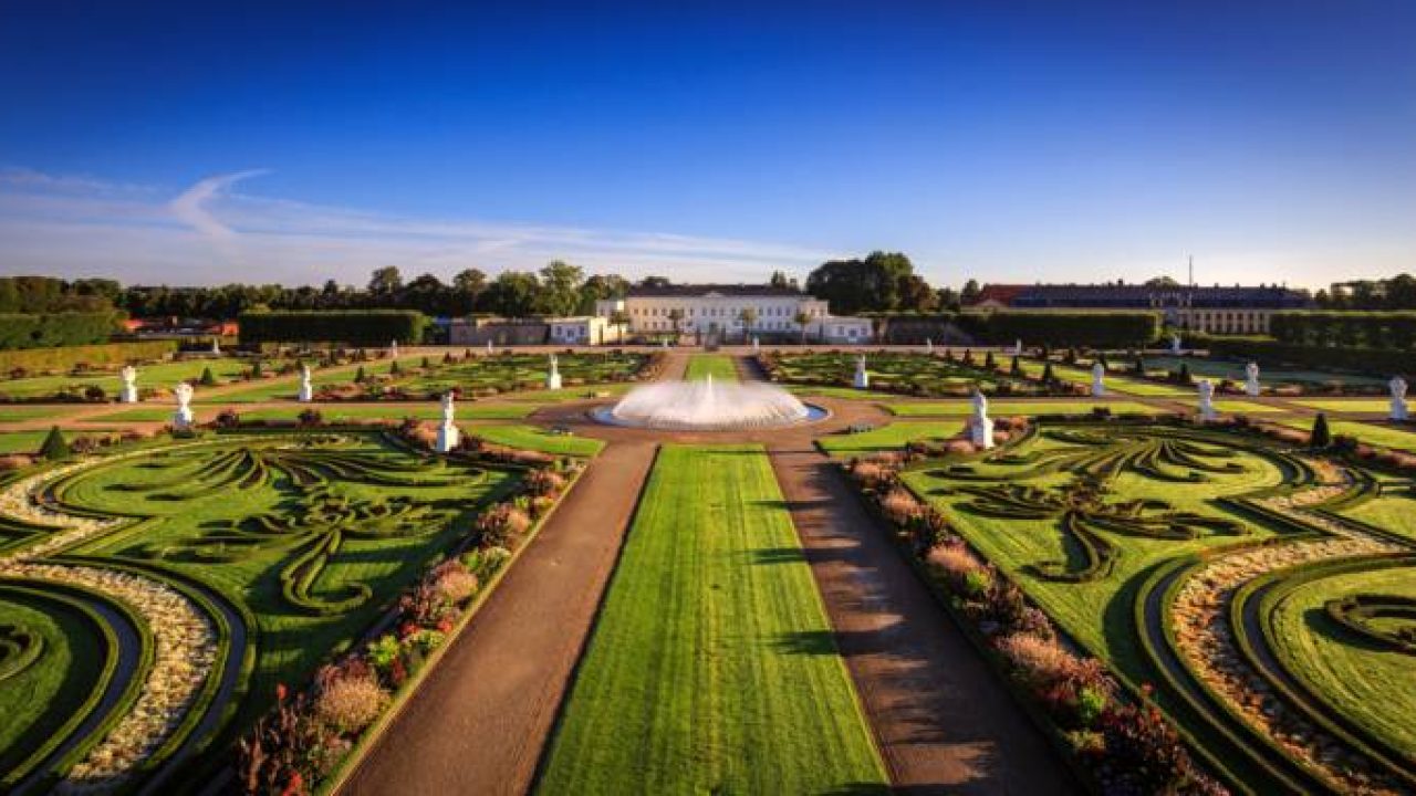 赫伦豪森（Herrenhausen）的巴洛克花园，拥有华丽的树篱和雕塑。.