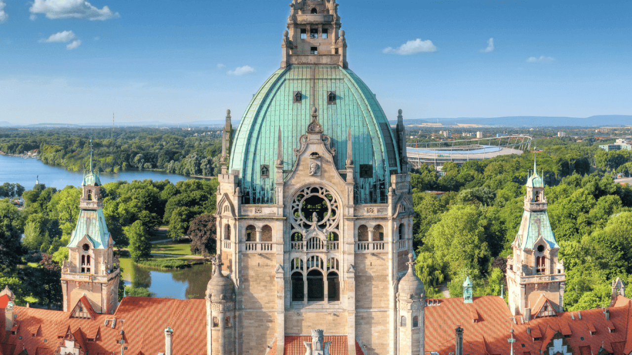 Hannover Rathaus mit Blick auf den Fluss und die grüne Umgebung, beeindruckende Architektur und hist.