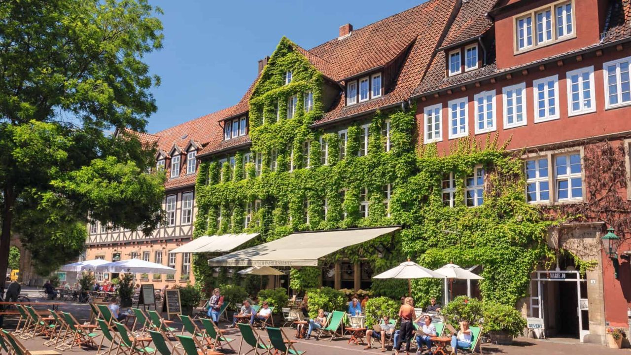 Ballhofplatz in Hannover mit historischem Gebäude und entspannter Atmosphäre, ideal für Spaziergänge.