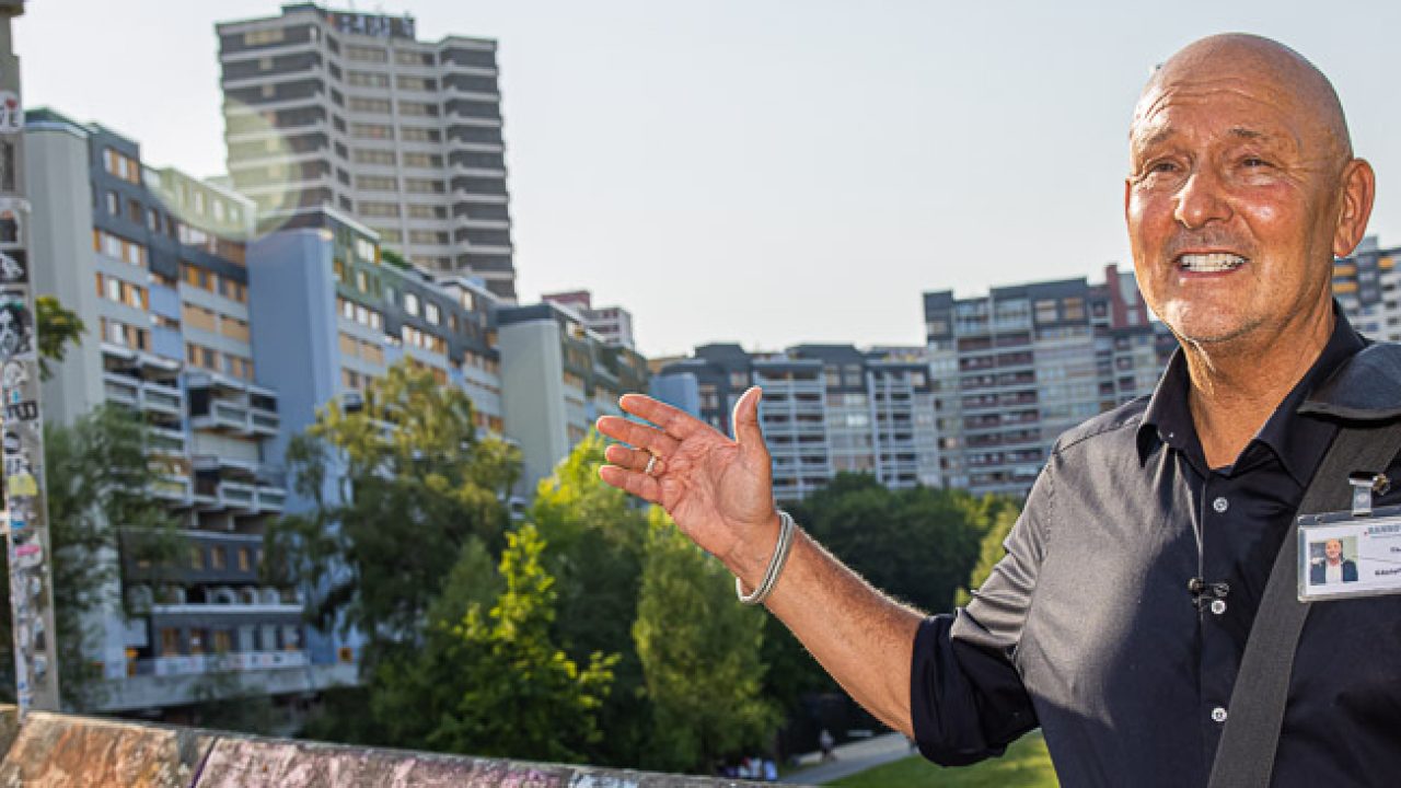 Gästeführer vor dem Ihmezentrum
