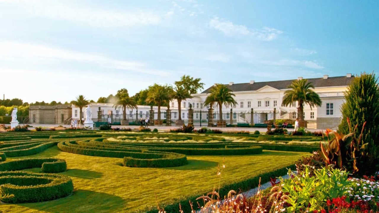 Splendore del giardino reale a Herrenhausen, Hannover, con magnifici giardini barocchi e palme.
