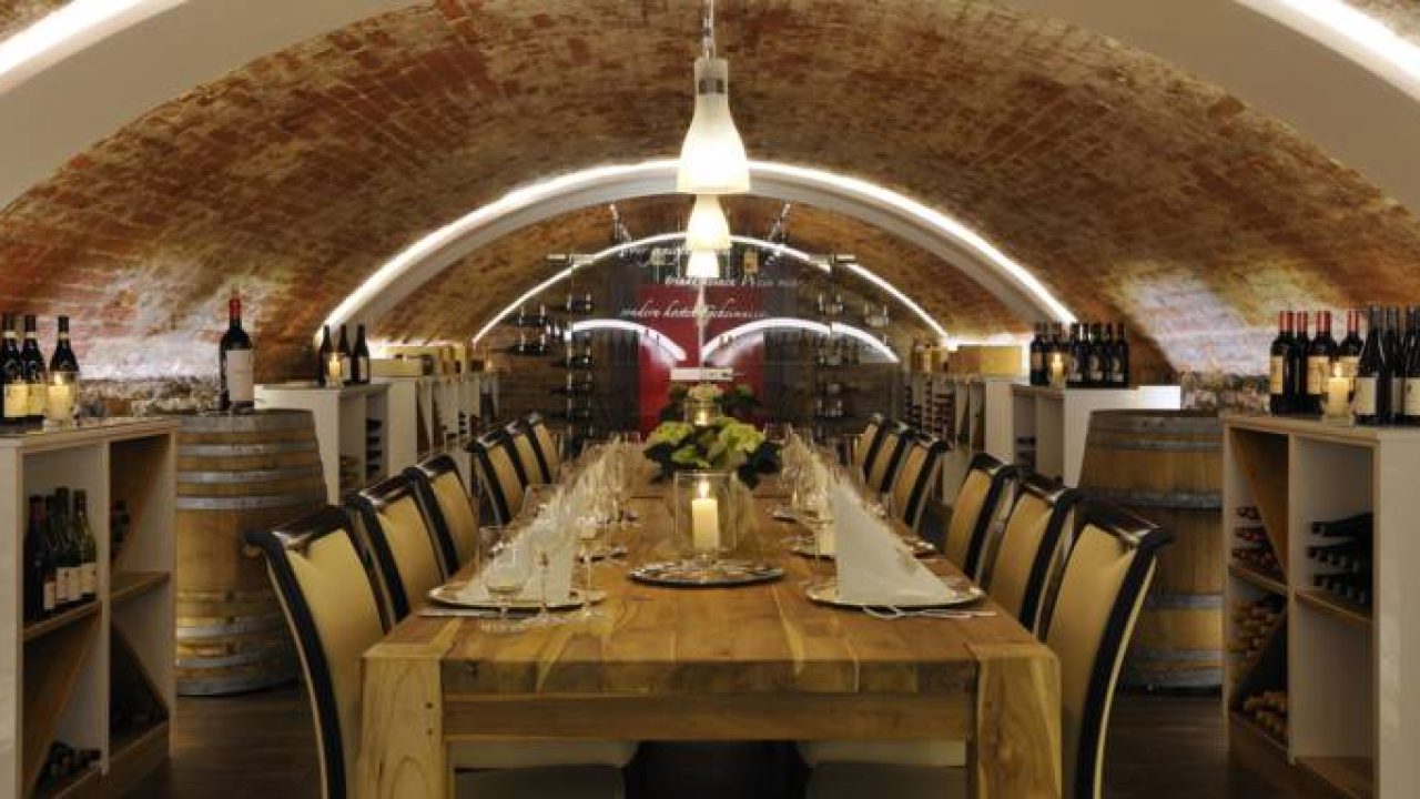 Elegante cantina di Hannover dall'atmosfera rustica.