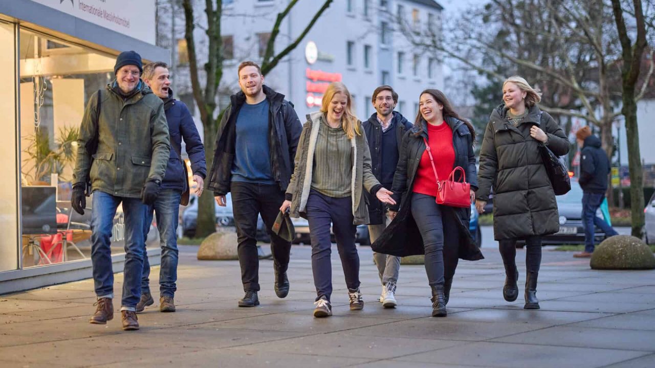 Gruppen beim geführten Stadtrundgang in Hannover bei kaltem Wetter.