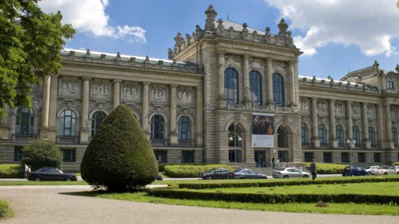 Historisches Gebäude in Hannover mit barocker Architektur und gepflegtem Garten.