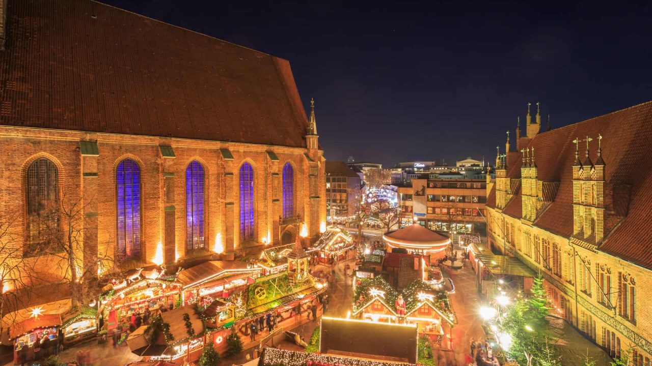 充满节日气氛的圣诞集市，灯光闪烁，群情激昂。.