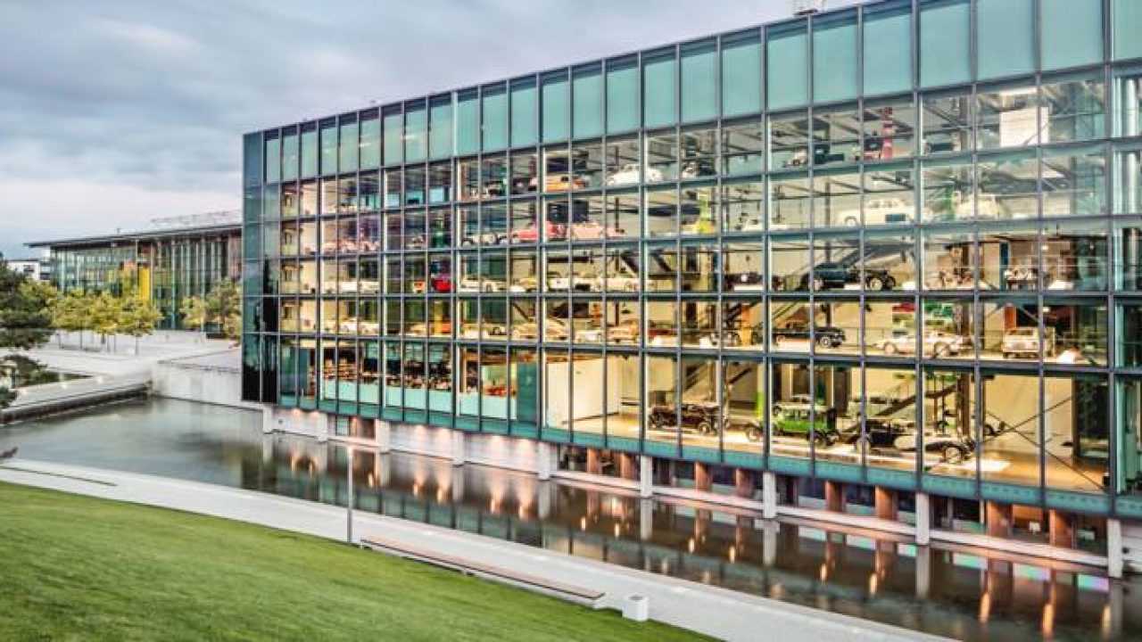 位于沃尔夫斯堡的玻璃外墙现代汽车博物馆，提供汽车展览和团体参观。.