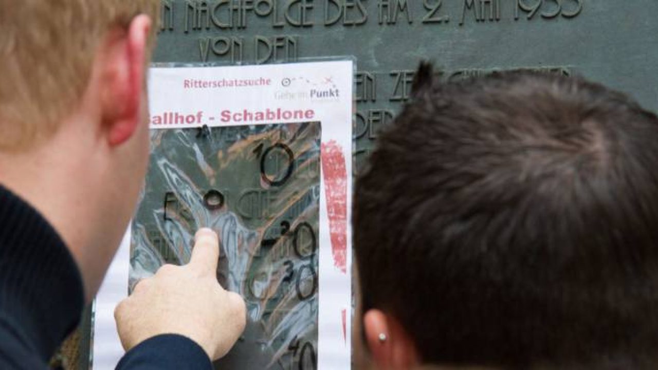 Gruppo in un'avventura GPS ad Hannover, tour interattivo della città per gruppi.