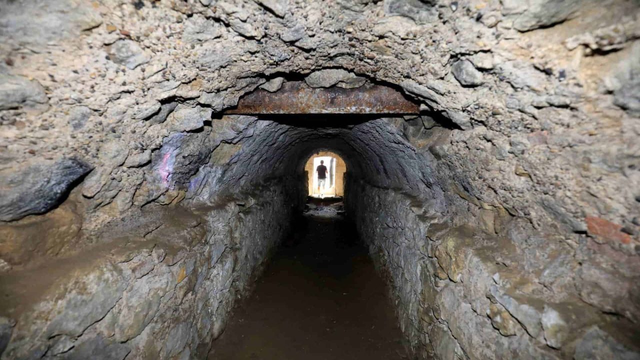 Tunnel storico di Hannover con costruzione in pietra.