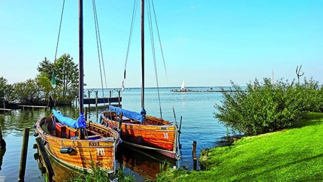 Пристанище за лодки в Хановер с ветроходни лодки.