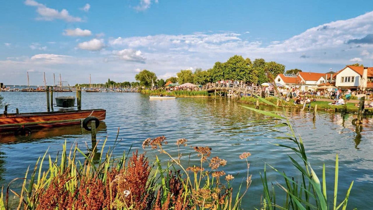 ハノーファーのボートと海岸のあるシュタインフーダー川の眺め。.