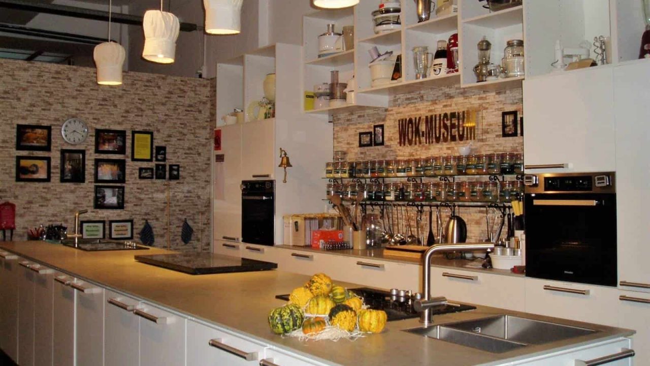 Nowoczesna kuchnia z przyborami kuchennymi i dekoracjami, idealna dla rodzin i kulinarnych doświadczeń.